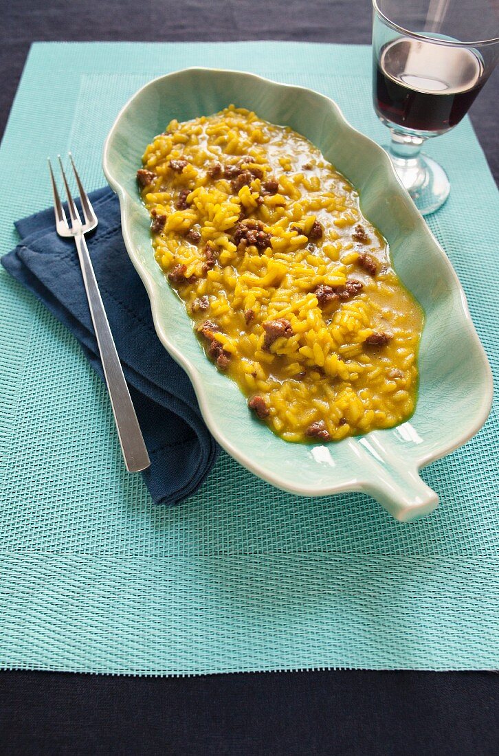 Risotto con la salsiccia (Safranrisotto mit pikanter Wurst, Italien)