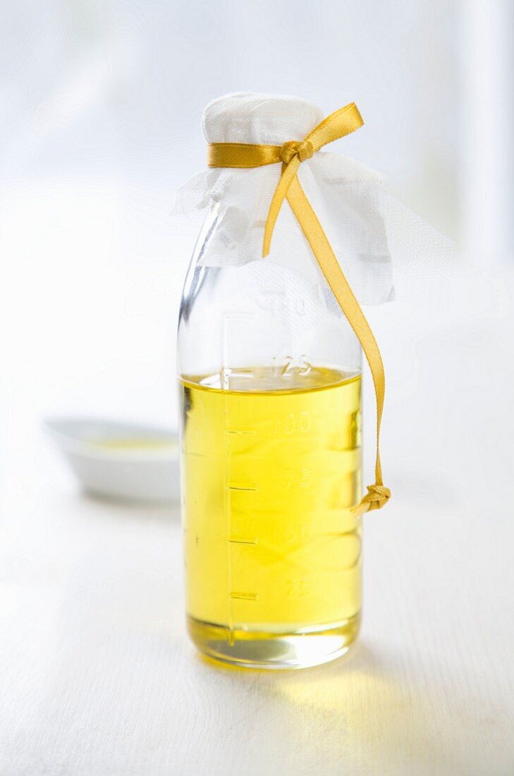 Eine Flasche Olivenöl zum Verschenken