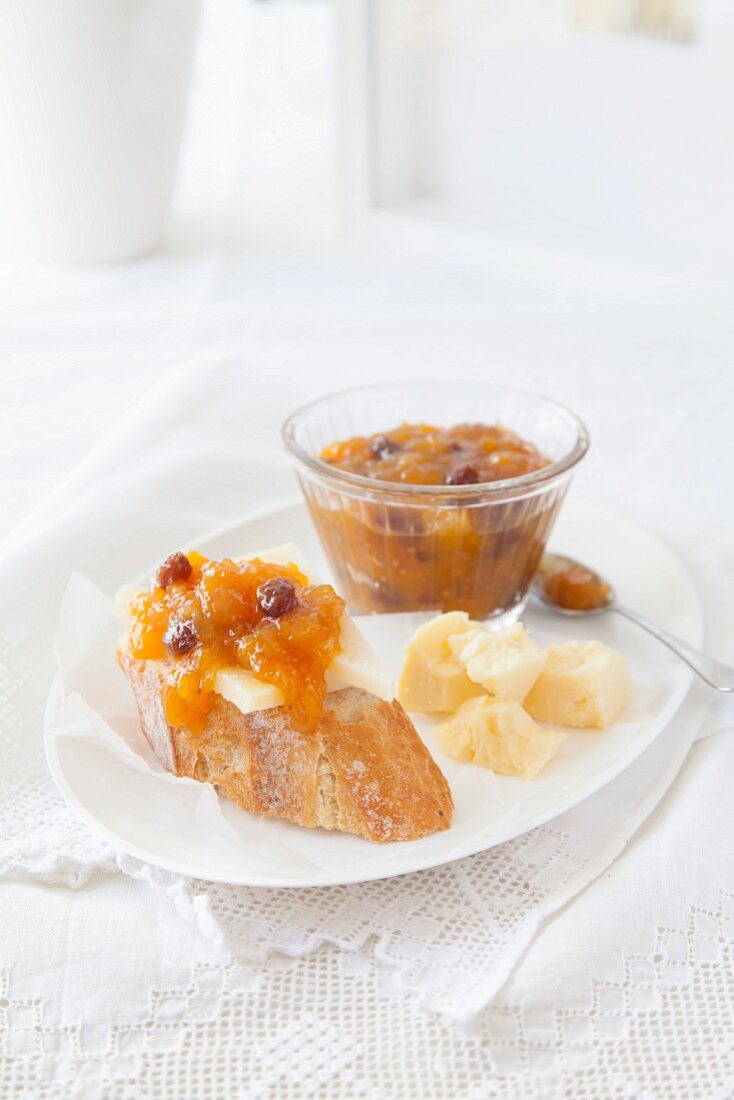 Pfirsich-Rosinen-Chutney mit Brot