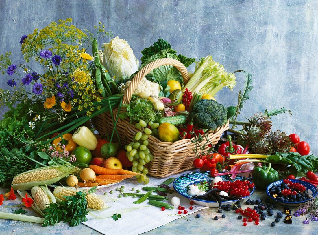 Verschiedene Gemüsesorten, Trauben, Beeren, Kräuter und Blumen