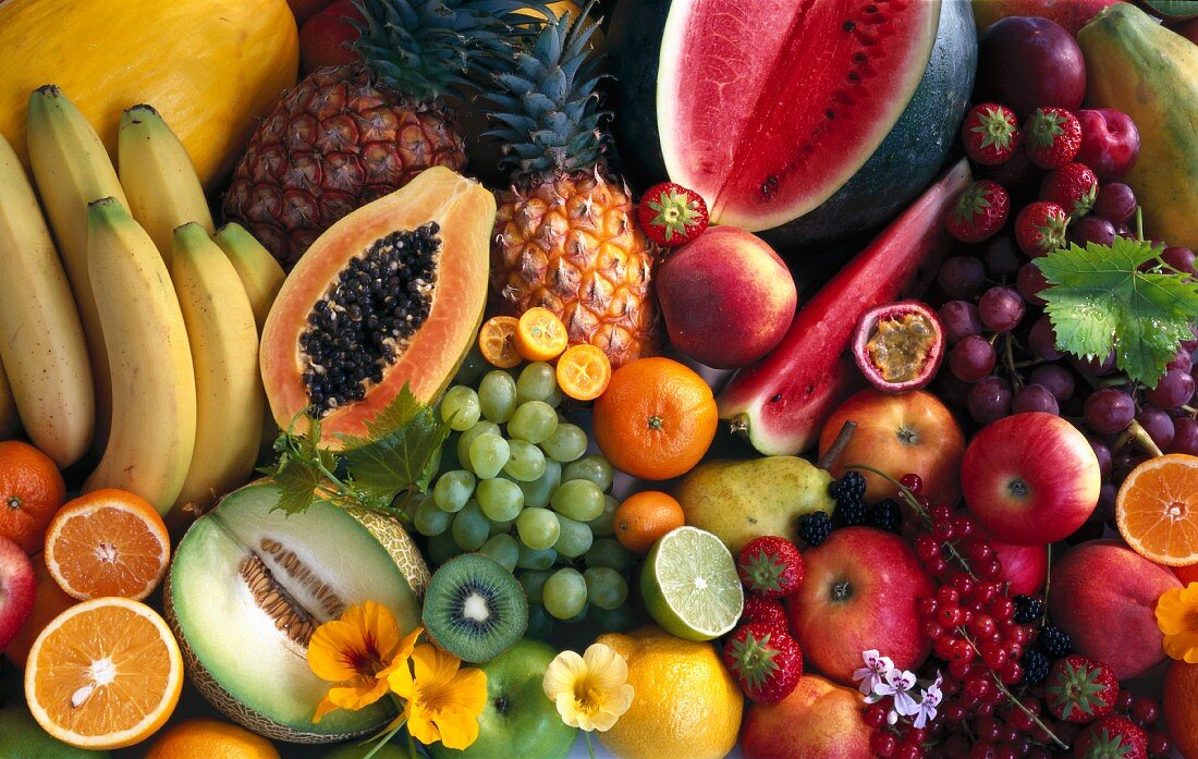 Verschiedene exotische Früchte, Trauben und Beeren