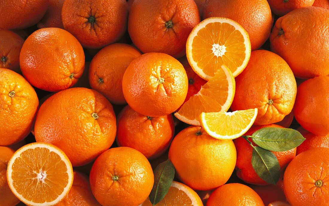 Orangen, ganz und aufgeschnitten (bildfüllend)