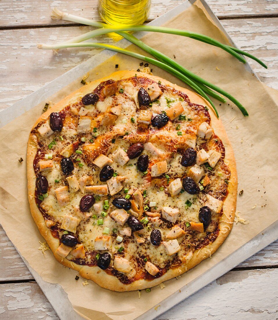 Pizza mit BBQ-Sauce, Hähnchenfleisch und Oliven