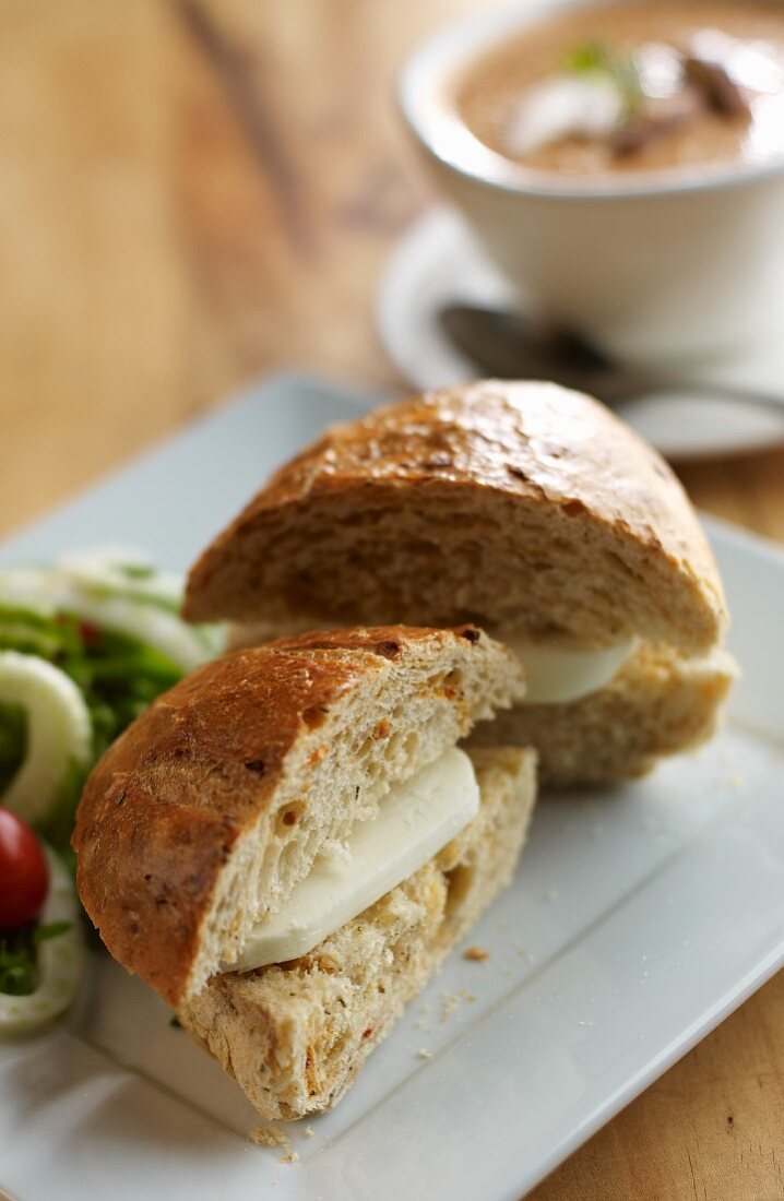 Halbiertes Käsebrötchen