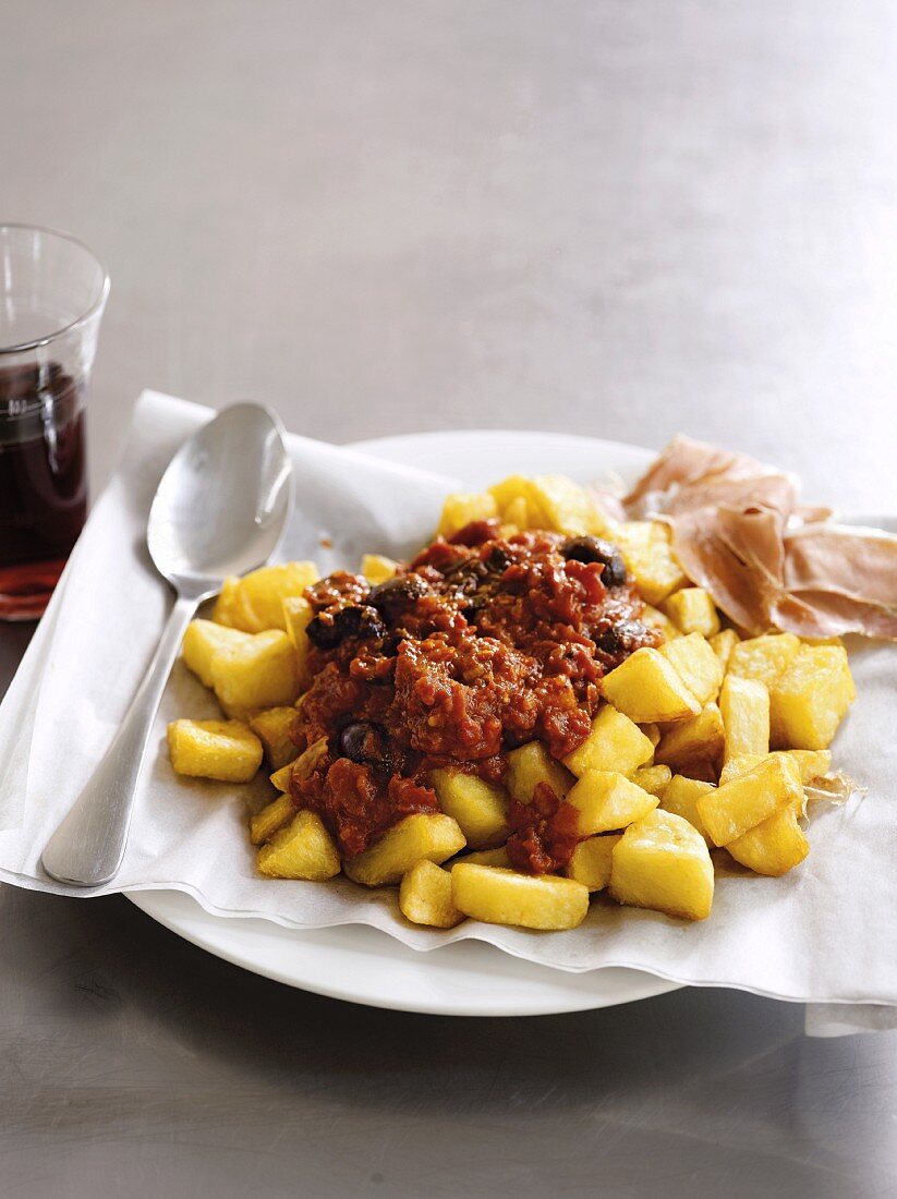 Chipped potatoes with chilli con carne