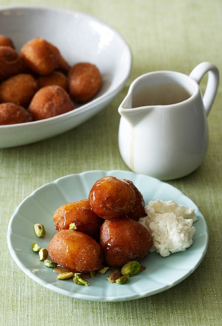 Honey doughnuts with pistachios and ricotta