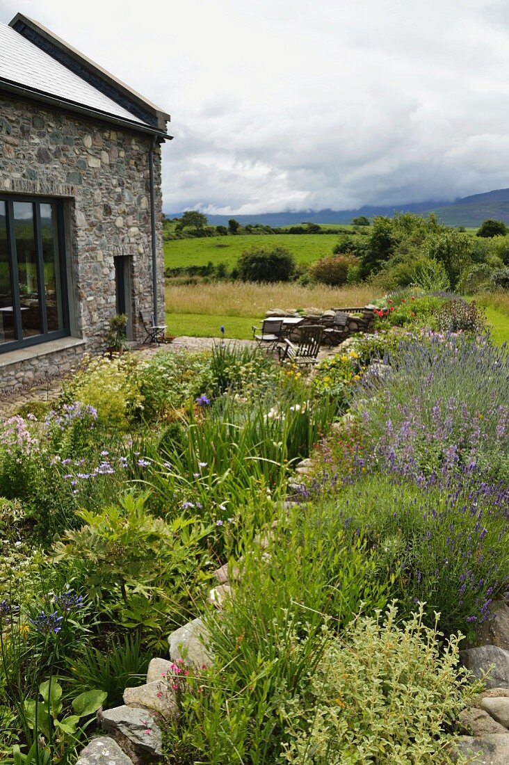 Modernes Cottage mit prachtvollem Landschaftsgarten und Terrasse