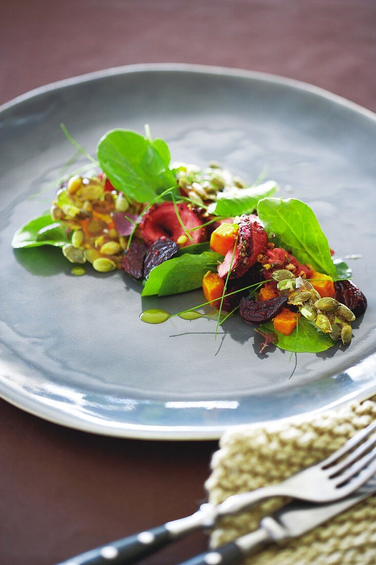 Glasiertes Straußenfilet auf Rote-Bete-Kürbis-Salat