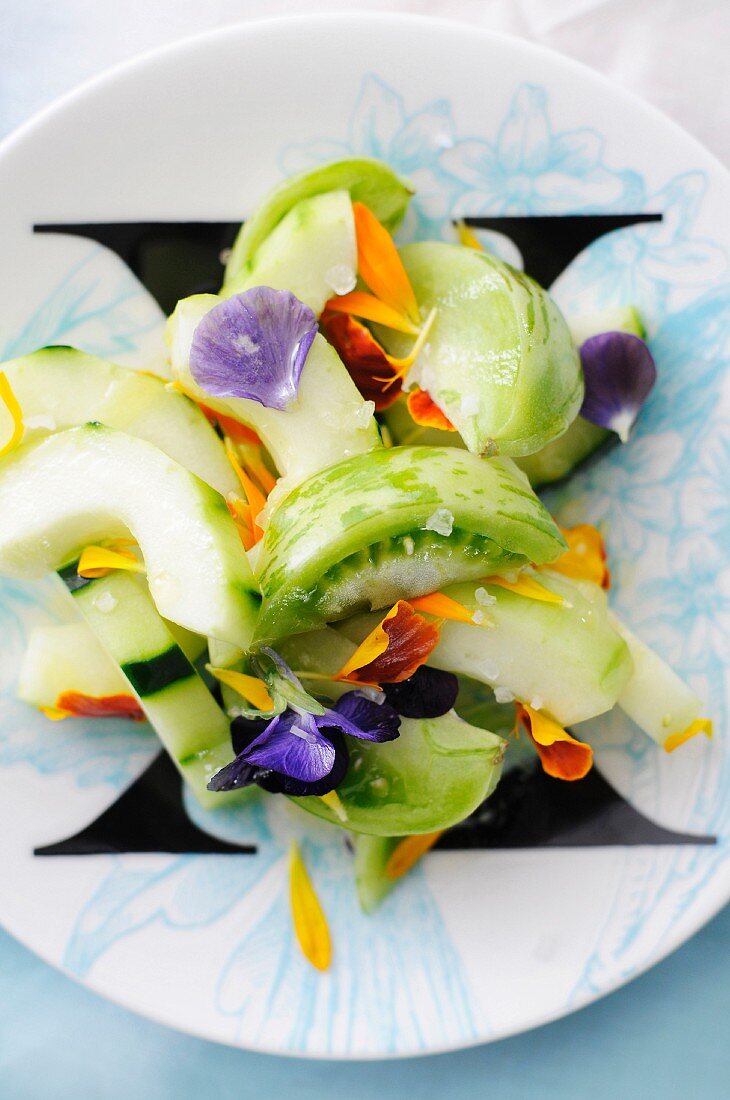 Salat von grünem Gemüse mit essbaren Blüten
