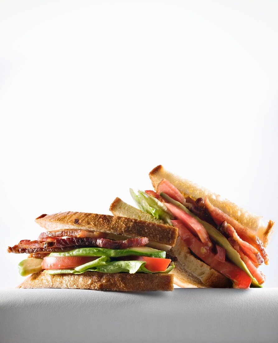 Halbierte BLT-Sandwiches
