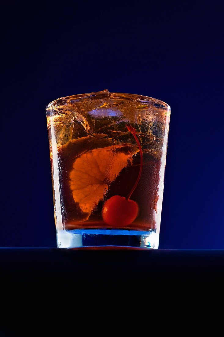 Old Fashioned Cocktail mit Orangenscheibe und Kirsche