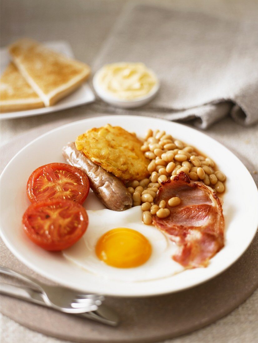 Englisches Frühstück mit Spiegelei, Bacon und Baked Beans
