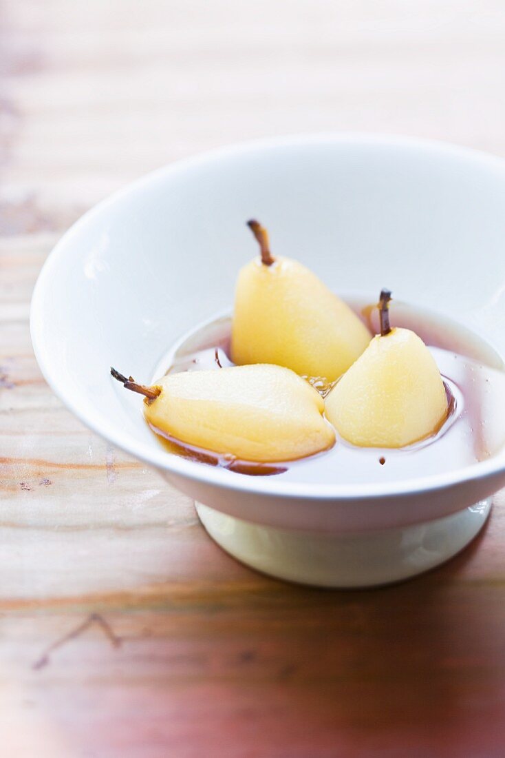 Poached pears in vanilla syrup