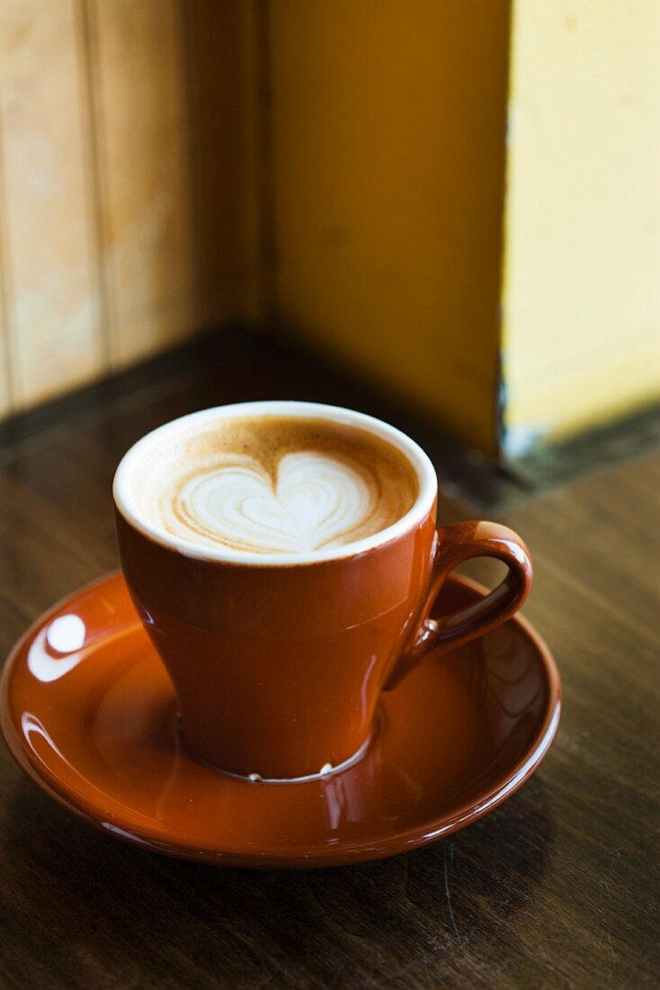 Caffe Latte mit Herzmuster im Milchschaum