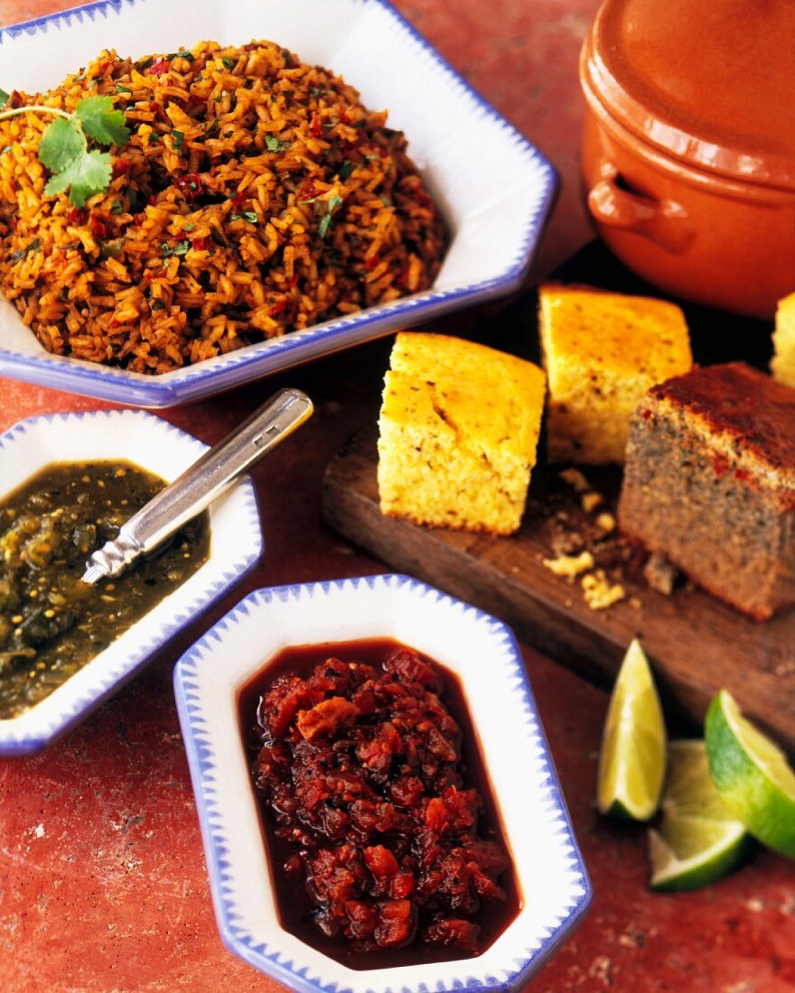 Traditioneller mexikanischer Reis, Maisbrot und Salsas