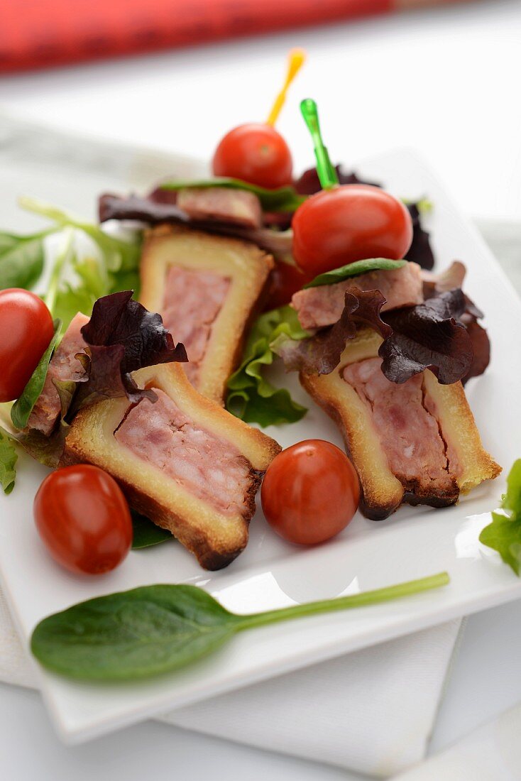 Fleischpastete auf Salat