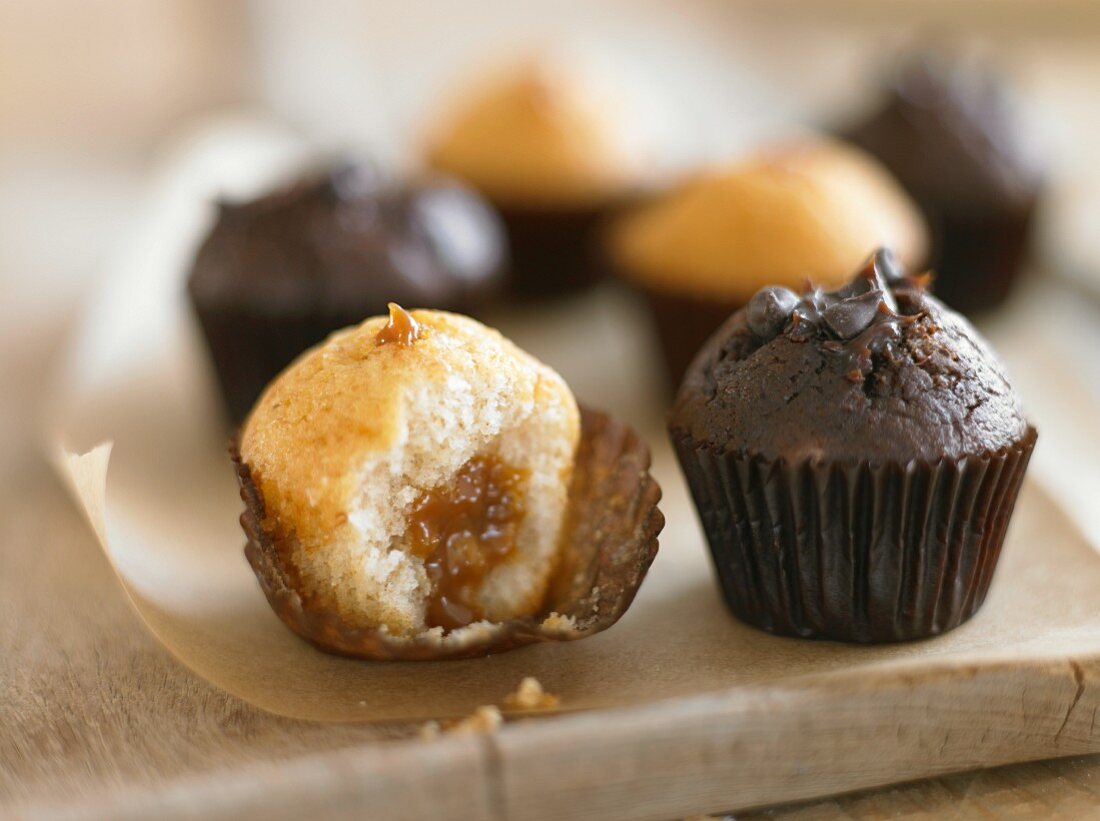 Assorted mini muffins (caramel and chocolate)