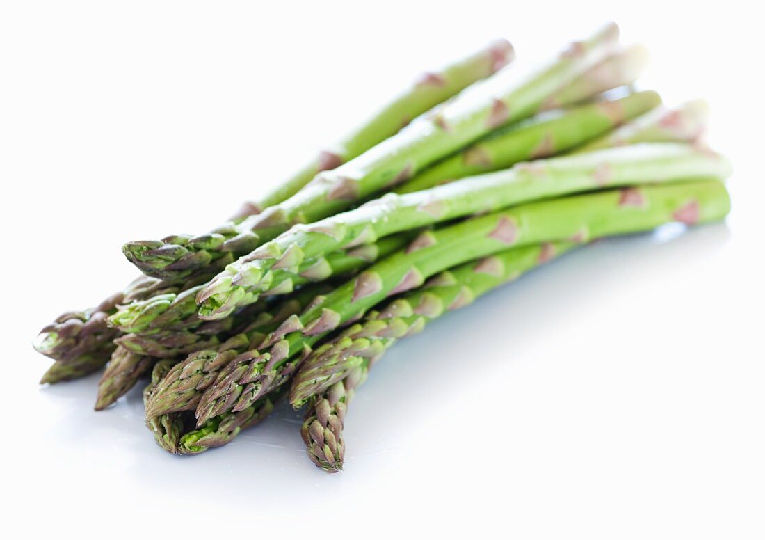 Green asparagus (no background)