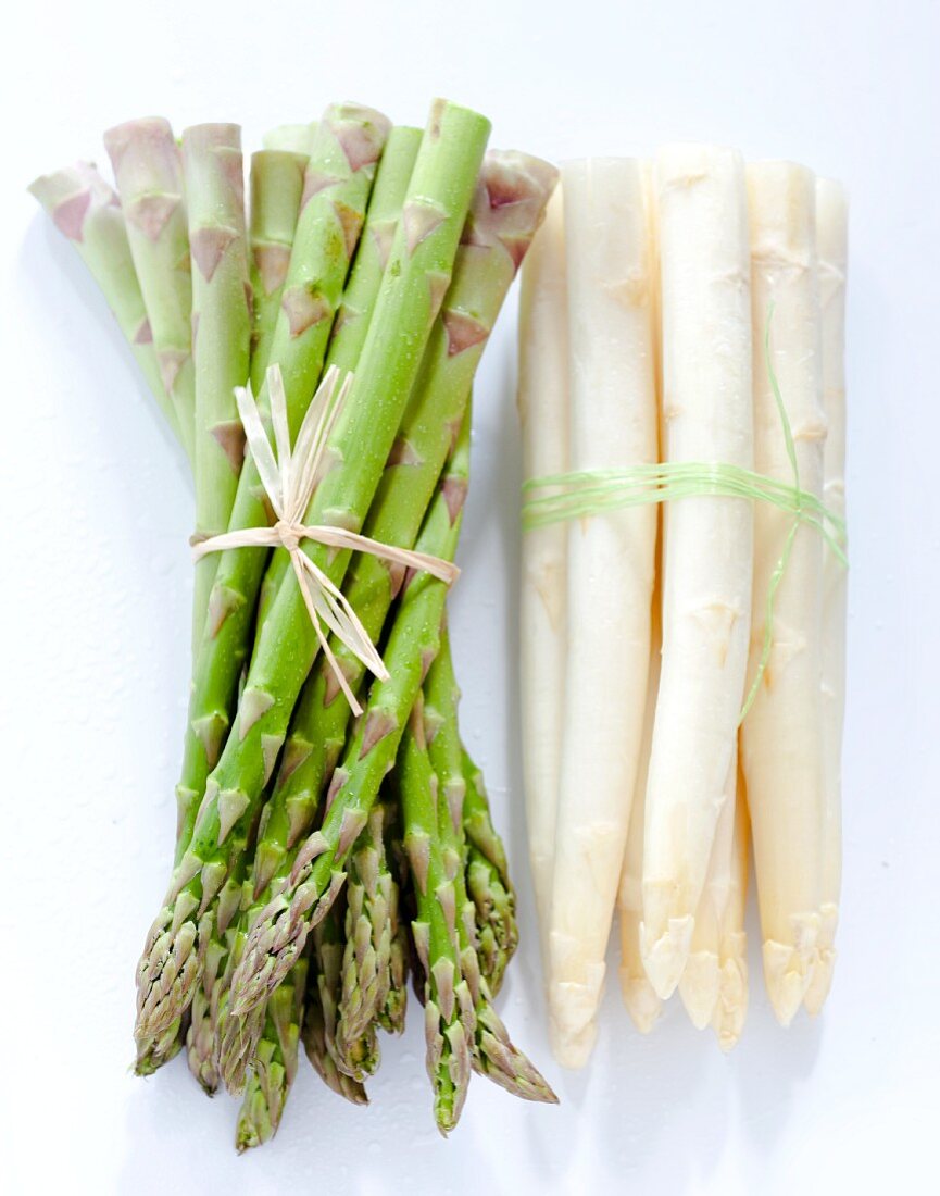 Bunches of green and white asparagus