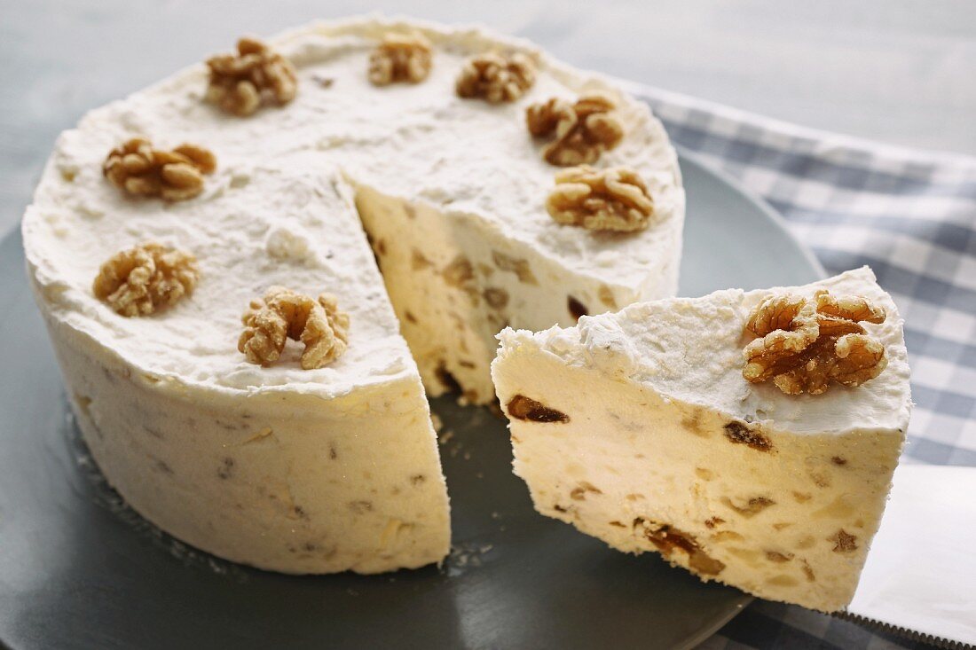 Semifreddo mit Walnüssen, angeschnitten