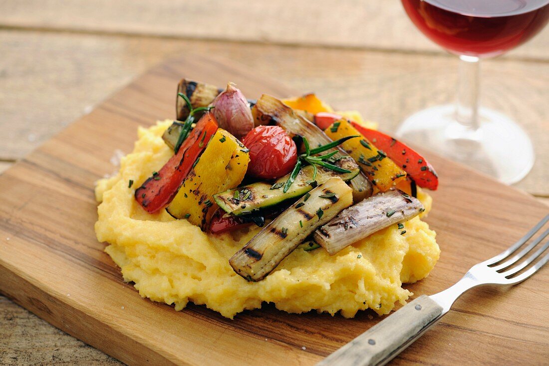 Gegrilltes Gemüse auf Polenta