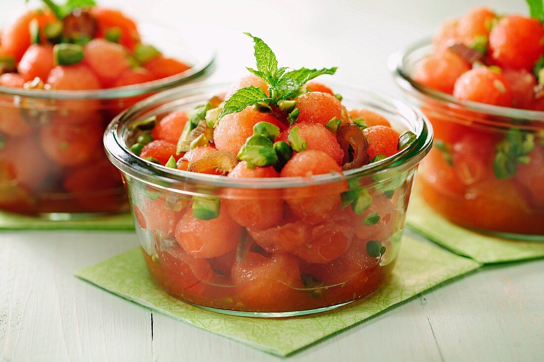 Wassermelonen-Dattel-Salat mit gerösteten Pistazien und Minze