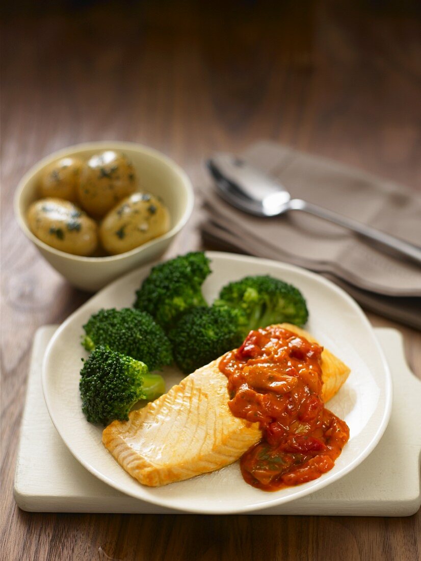 Salmon fillet with tomato sauce, broccoli and parsley potatoes
