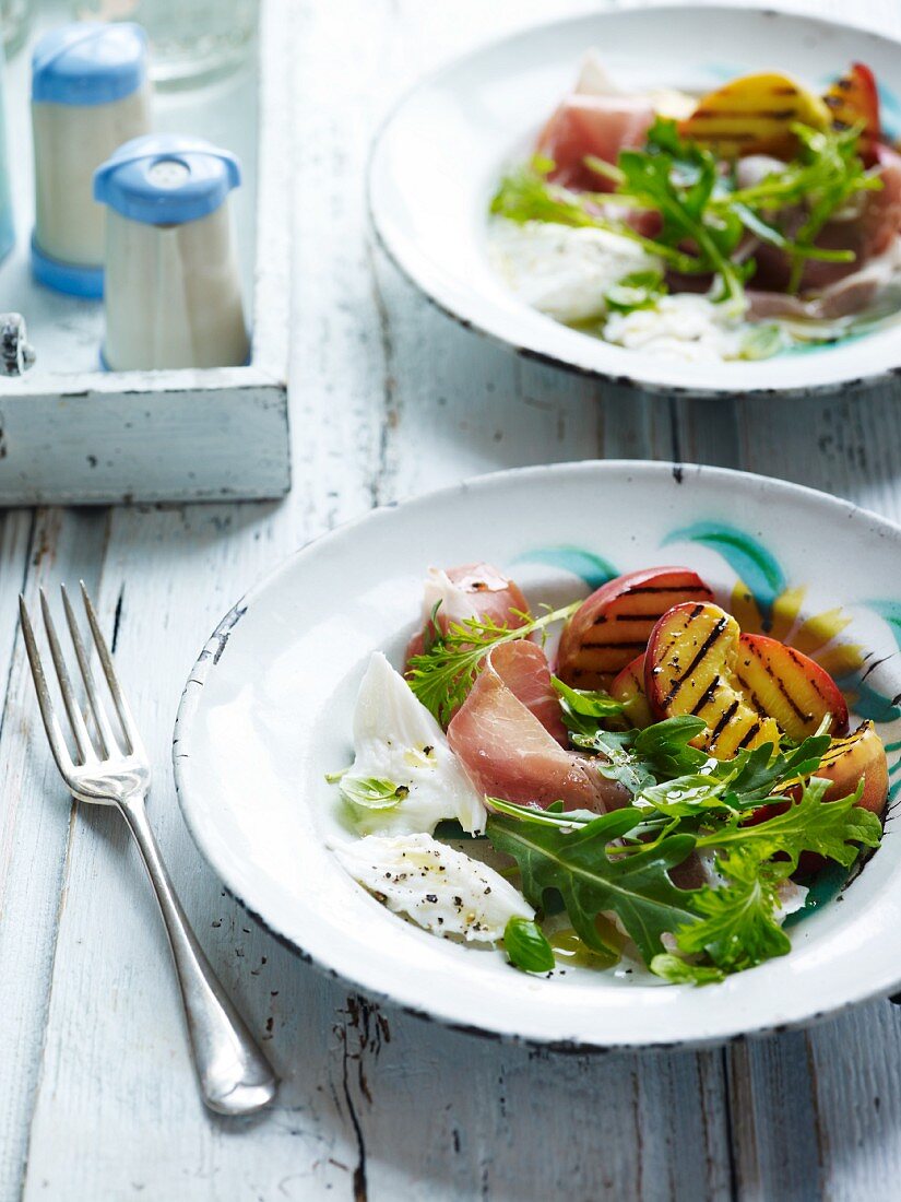 Rocket salad with grilled peaches and dry-cured ham