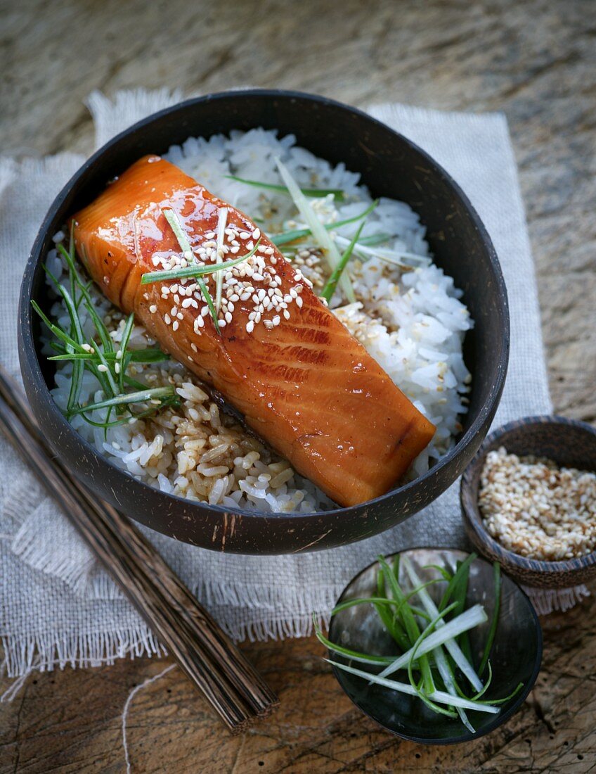 Teriyaki salmon with rice and sesame seeds (Japan)