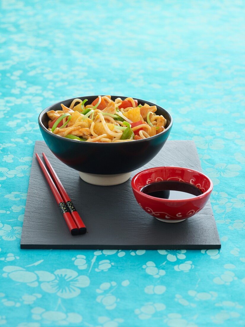 Noodles with chicken, pineapple and peppers, with soy sauce (Asia)