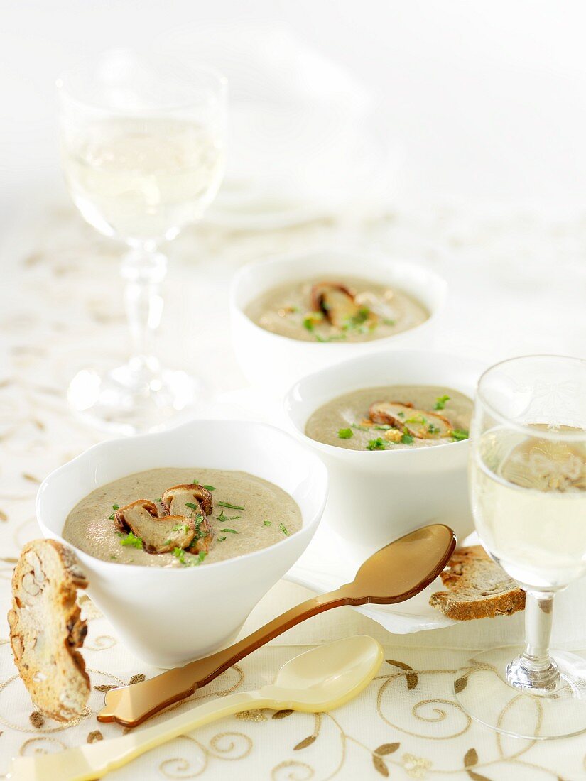 Autumnal porcini mushroom soup with nutty bread