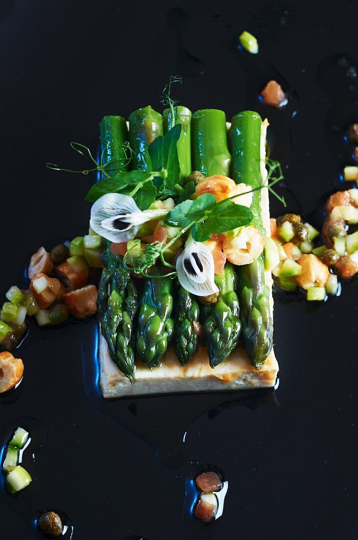 Green asparagus with tofu and salsa