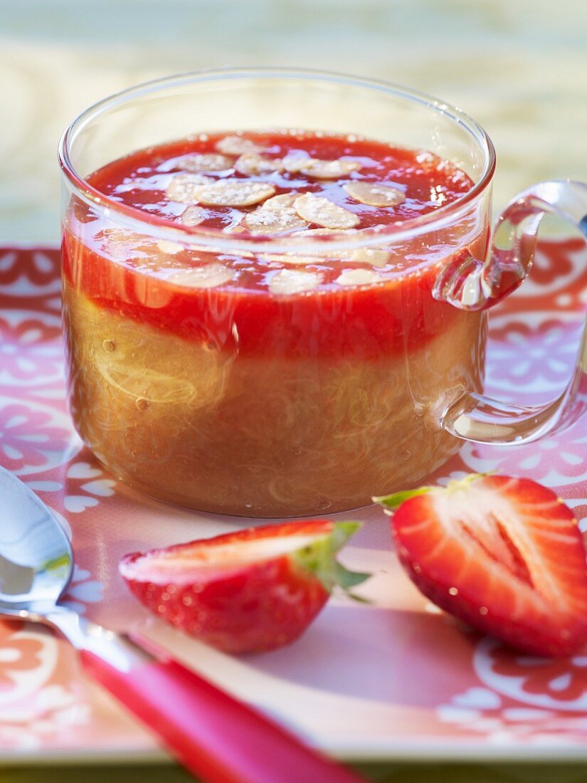 Rhabarberkompott mit Erdbeeren und Mandelblättchen