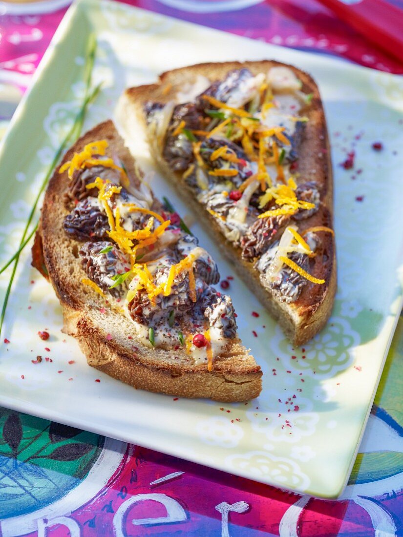 Belegtes Brot mit Morcheln und Orangenzesten