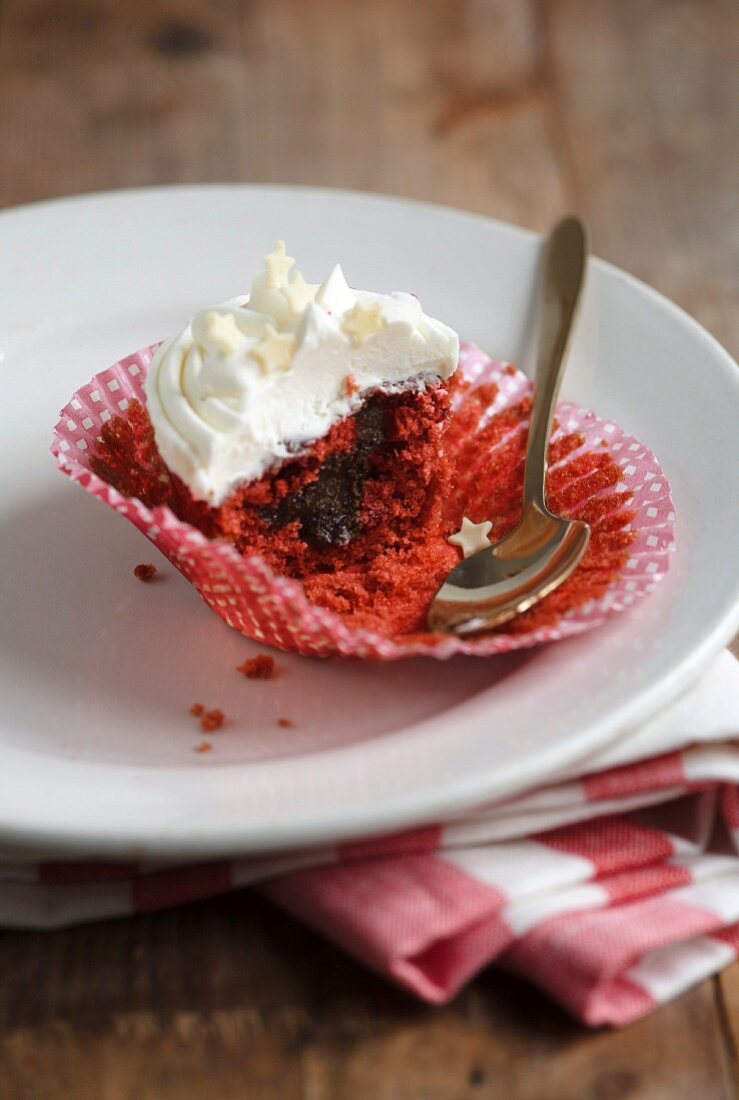 Red Velvet Cupcake mit Schokoladenfüllung