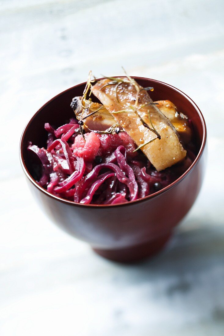 Pork ribs with red cabbage