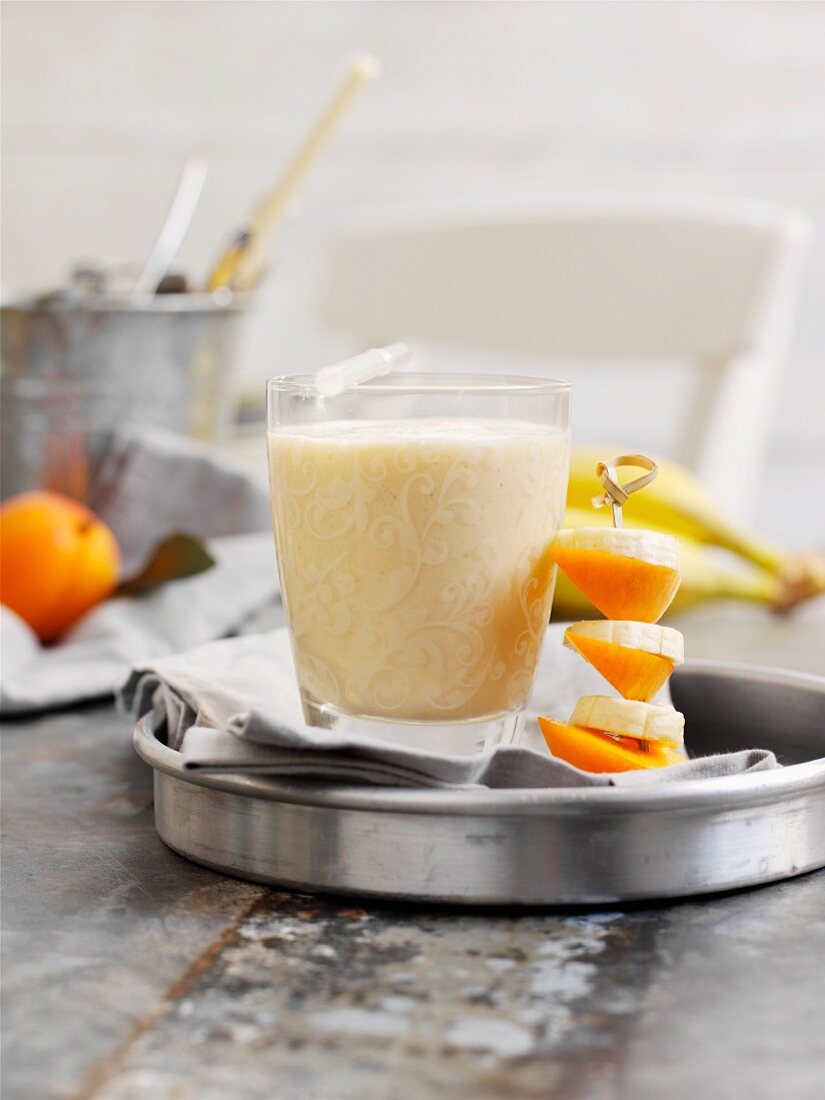 Aprikosen-Bananen-Mandarinen-Shake mit Früchtespiess