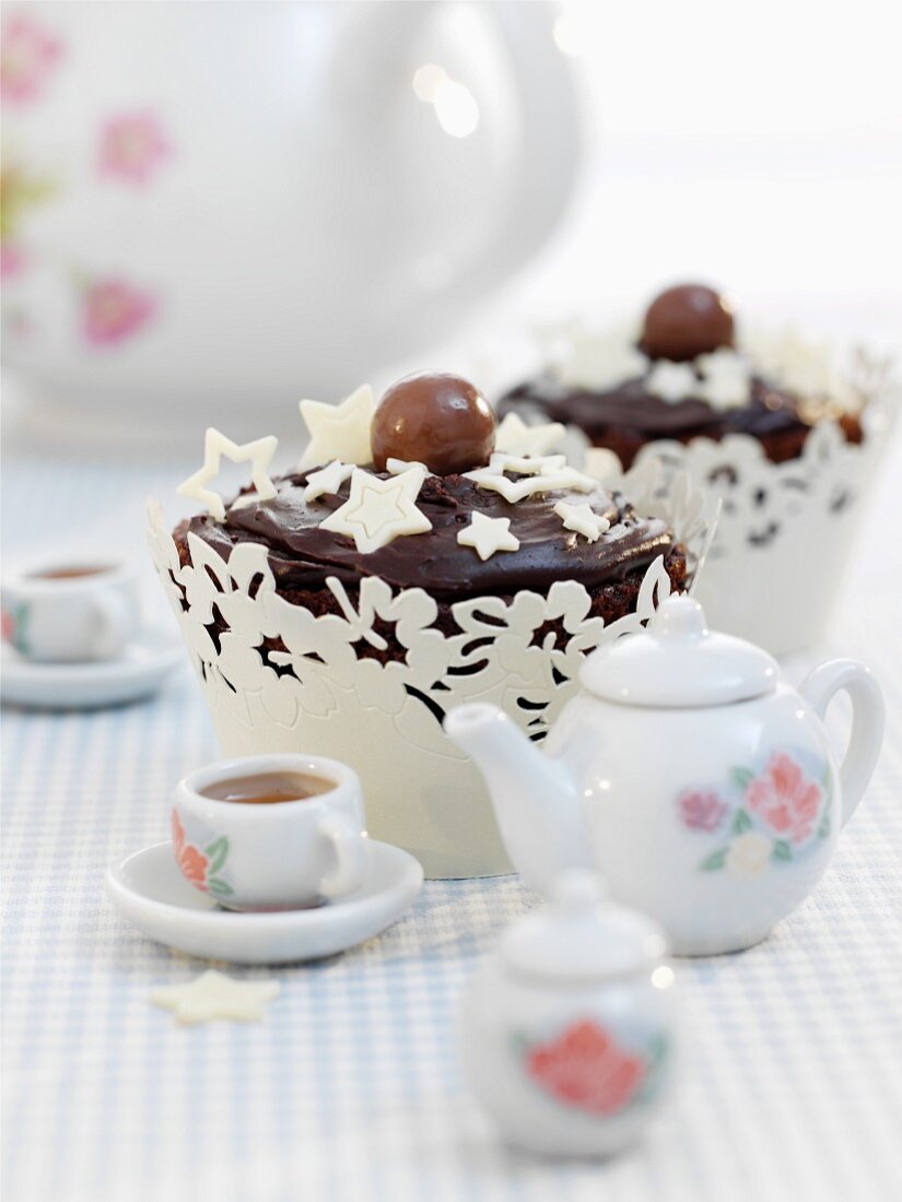 Malted Chocolate Fudge Cupcake mit weissen Sternchen