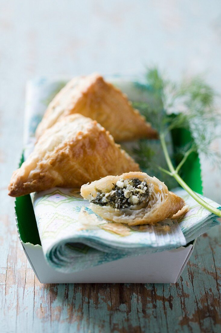 Gefüllte Blätterteigtaschen mit Spinat und Feta