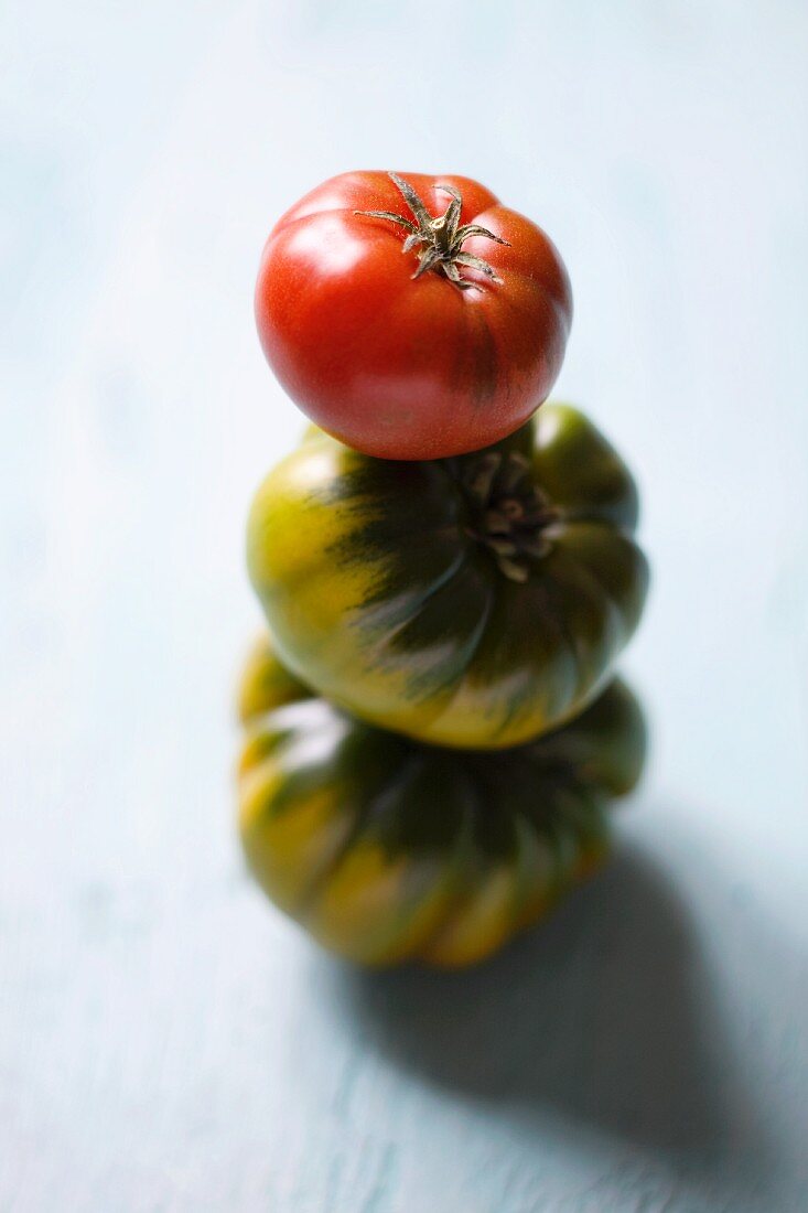 Drei Heirloom Tomaten, gestapelt