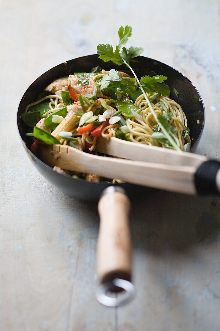 Nudeln mit Gemüse aus dem Wok