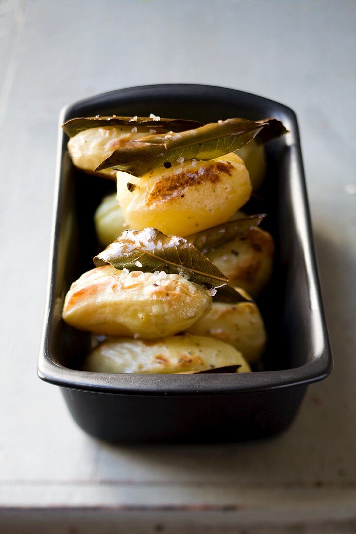 Oven-baked potatoes with bay leaves
