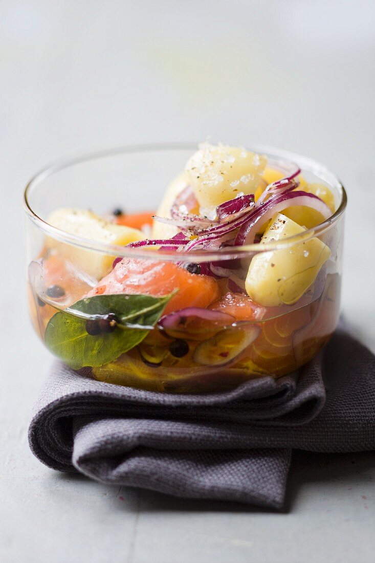 Marinierter Lachs mit Kartoffeln und roten Zwiebeln