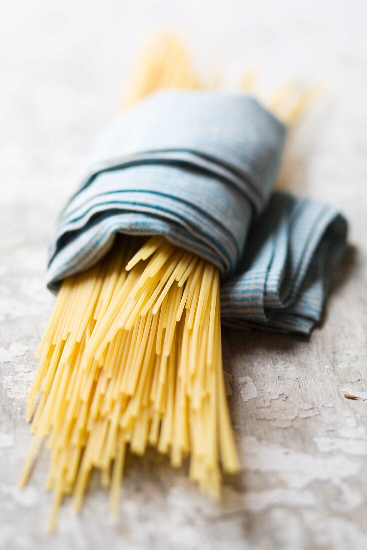 Spaghetti, in Tuch gewickelt