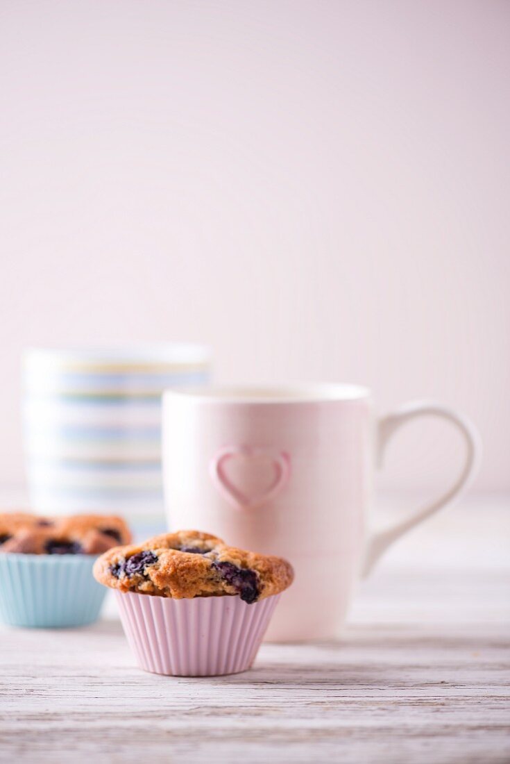 Heidelbeermuffins und Kaffeetassen