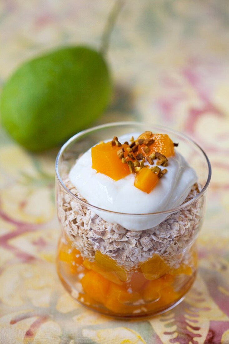 Porridge oats with mango and yoghurt