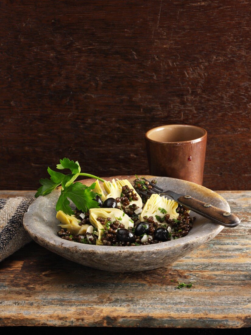 Linsensalat mit Artischockenherzen & schwarzen Oliven