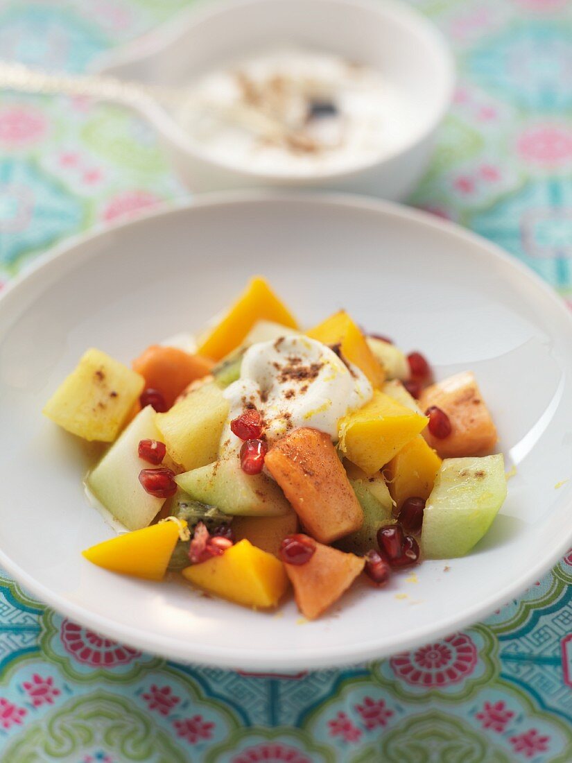 Exotischer Fruchtsalat mit Granatapfelkernen und Joghurt