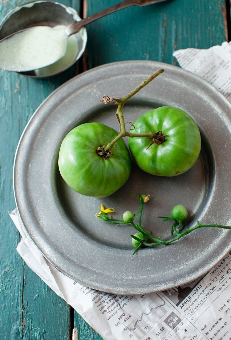 Grüne Tomaten auf Metallteller