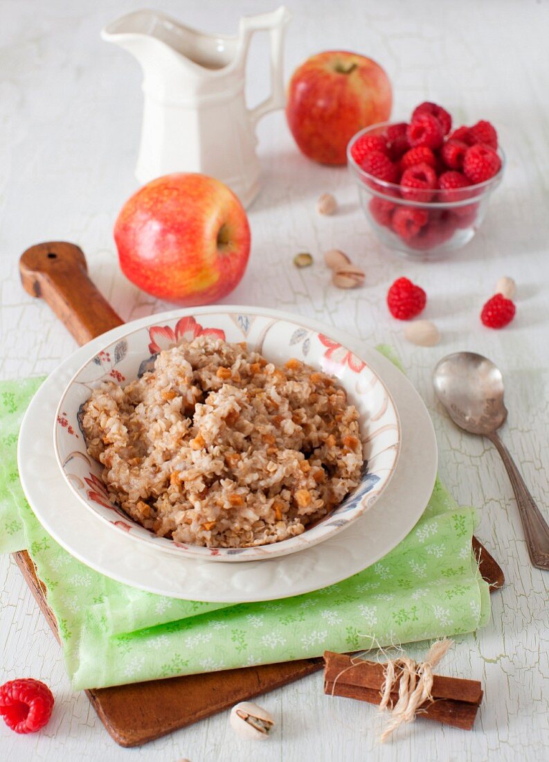 Porridge mit Äpfeln, Himbeeren & Zimt